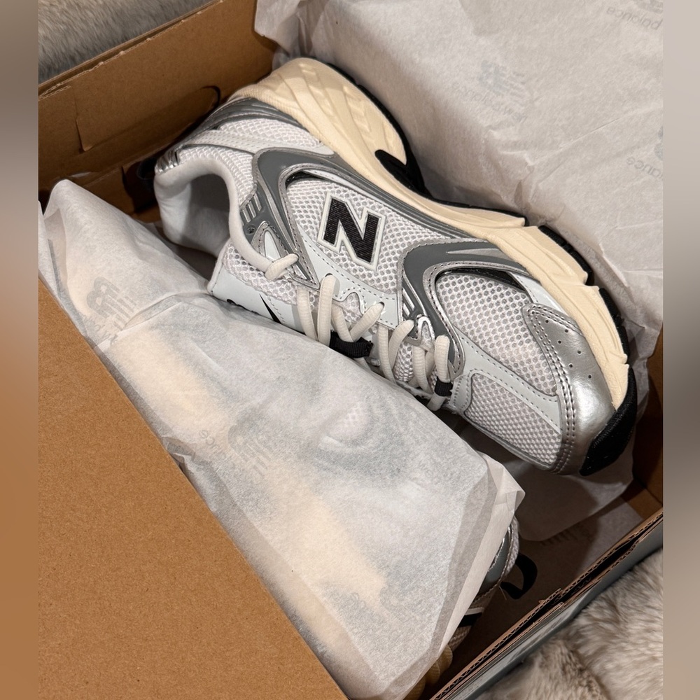 New Balance 530 - Silver and Black Running Shoes - Picture 3 of 8